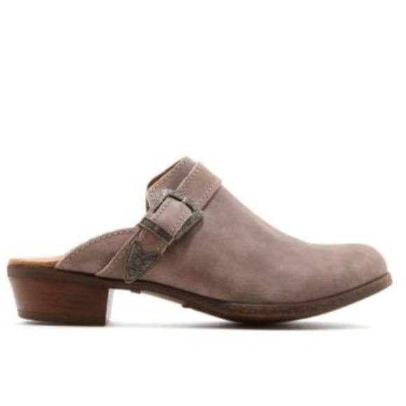 Minnetonka Shoes - Minnetonka Women's Sz 7.5 Billie Brown Leather Closed Toe Low Heel Western Mules